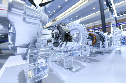 中國(guó)動(dòng)力電池產(chǎn)業(yè) 技術(shù)開(kāi)發(fā)新成果集中亮相，引領(lǐng)全球綠色出行浪潮